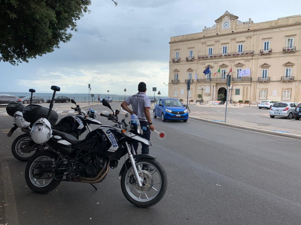 Salvato dal suicidio grazie al coraggio di due ispettori della Polizia Locale