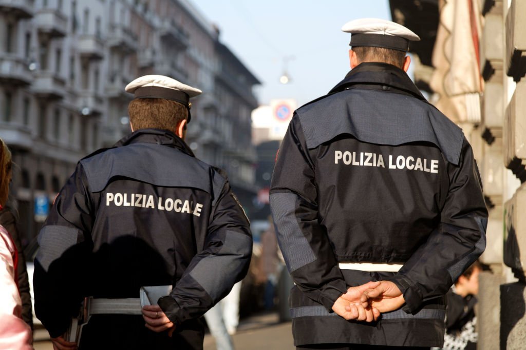 Contrasto ai parcheggiatori abusivi, aggressione alla Polizia Locale