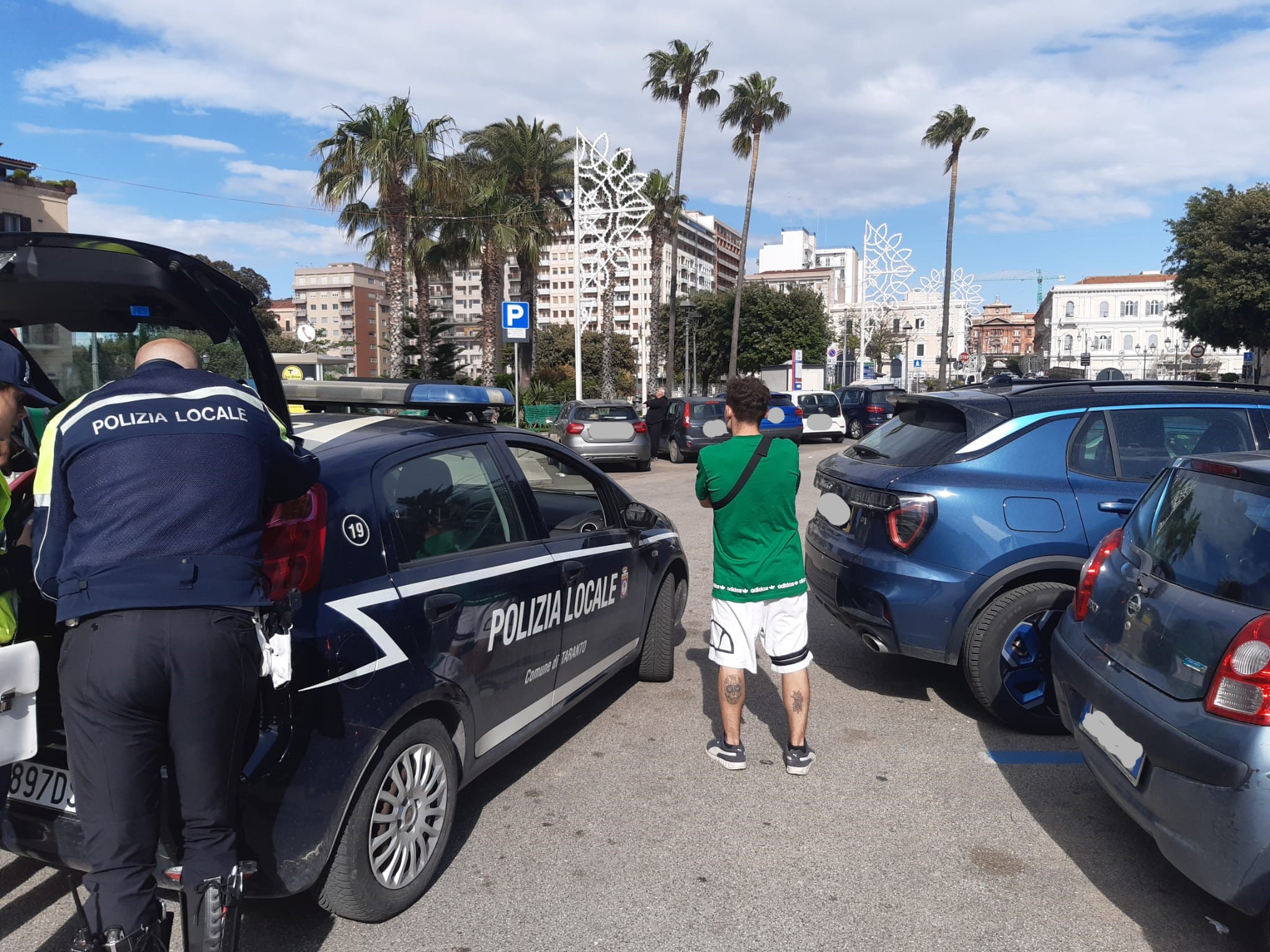 Parcheggiatori abusivi e deiezioni canine, i controlli della Polizia Locale