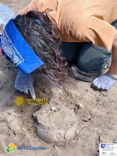 Riaperti gli scavi nella necropoli di Torre Guaceto: si superano le 50 tombe