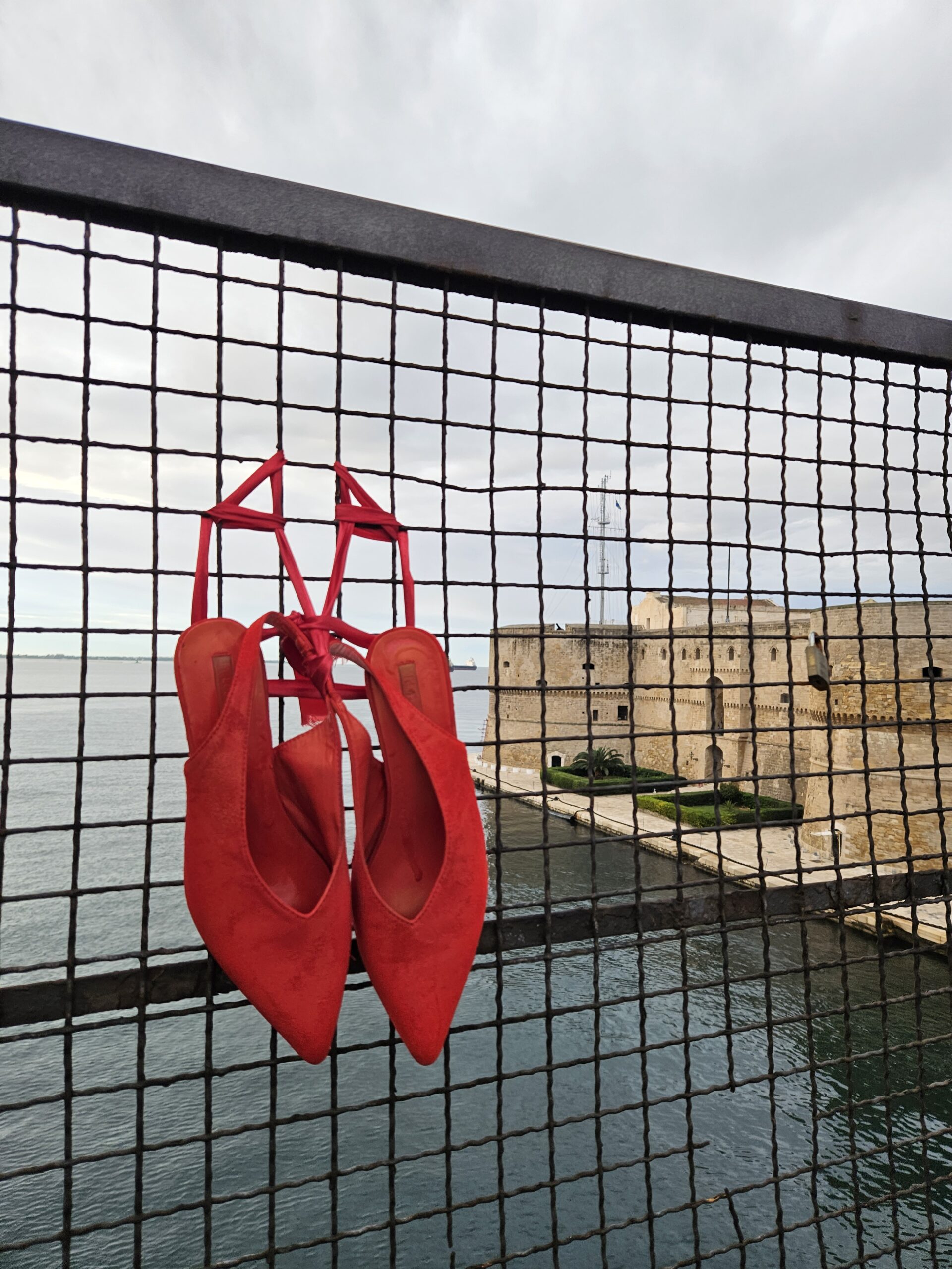 Per Giulia e tutte le Altre: scarpette rosse sulla grata del Ponte Girevole