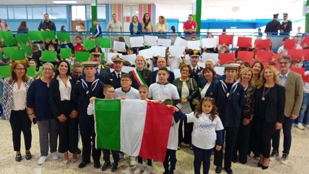 Celebrazioni del 4 novembre, alla scuola “Pirandello” il tricolore nazionale