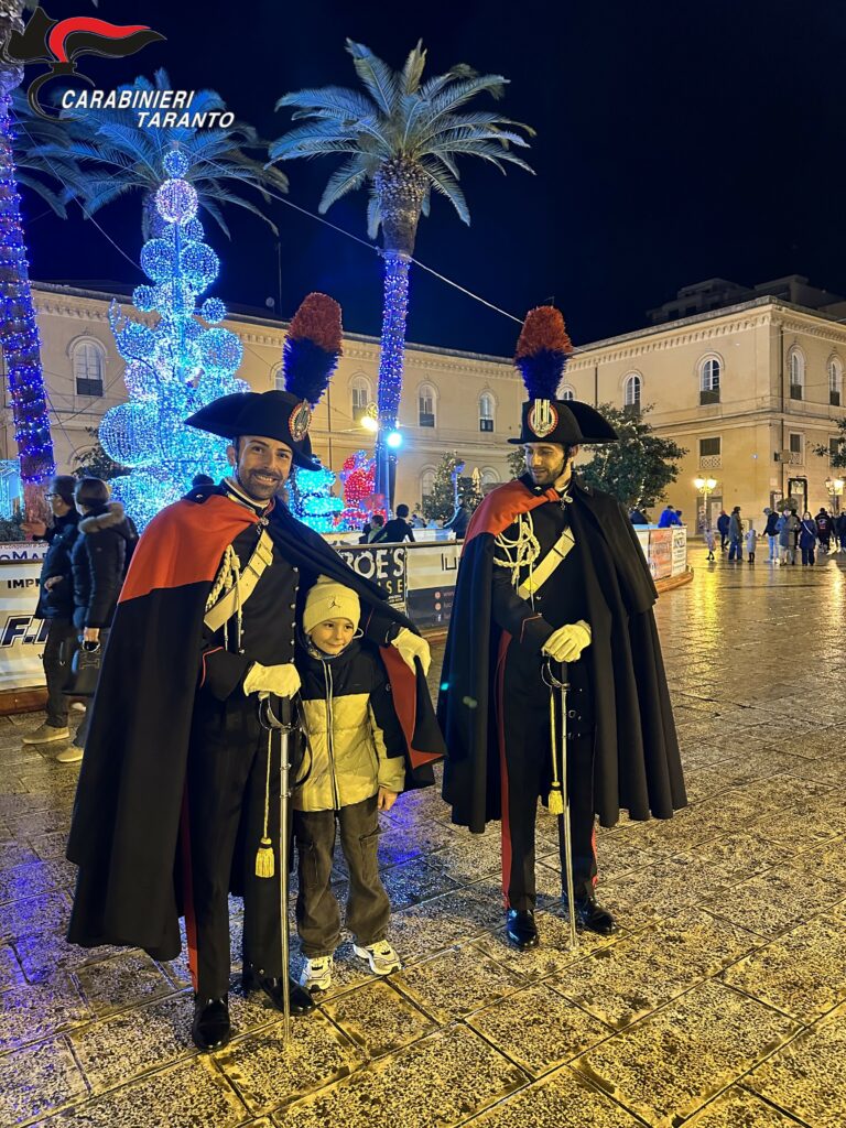 Taranto: i carabinieri per le vie del centro con l’uniforme storica