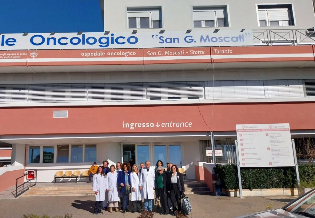 Lanaterapia: gomitoli e uncinetti per pazienti oncologiche al Moscati e a Martina Franca